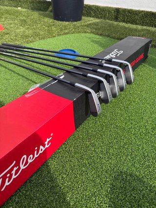 Set Hierros Golf Titleist AP9 710, varilla regular
