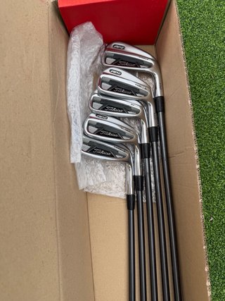 Set Hierros Golf Titleist AP9 710, varilla regular