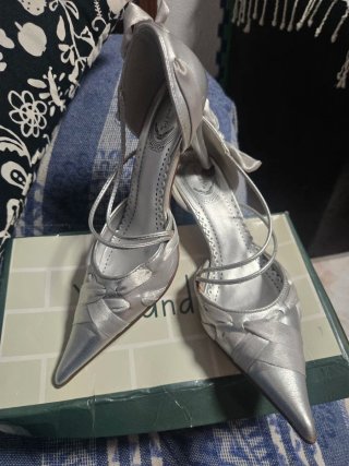 Tacones plateados de fiesta