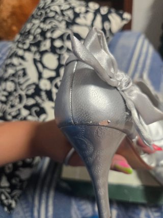 Tacones plateados de fiesta