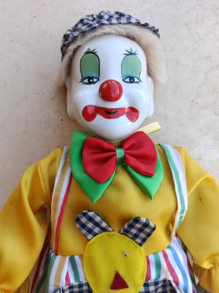 Payaso de porcelana y tela multicolor