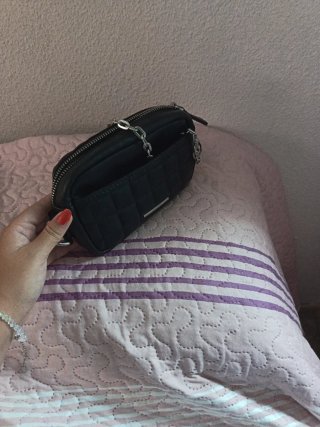Bolso negro acolchado con cadena