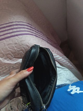 Bolso negro acolchado con cadena