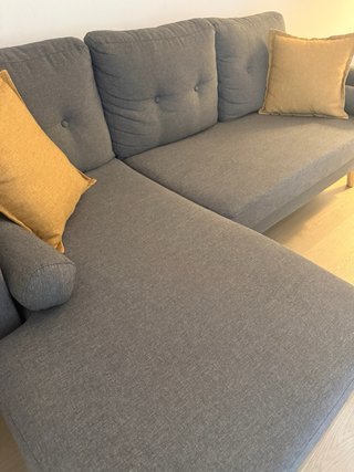 Sofá gris con chaise longue