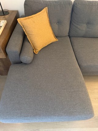 Sofá gris con chaise longue