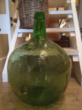 Damajuanas de cristal verde y blanco