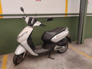 Peugeot Kisbee Scooter Blanca