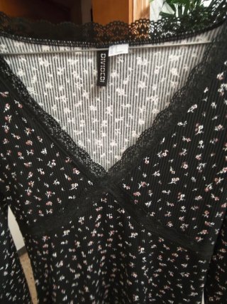Vestido negro floral H&M con encaje