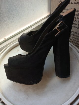 Zapatos de tacón Mary Paz negros talla 38