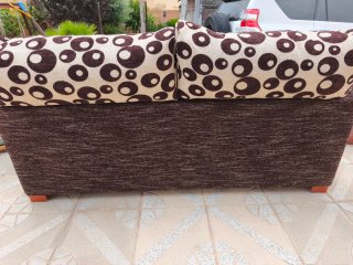 Sofá de tela con estampado de círculos