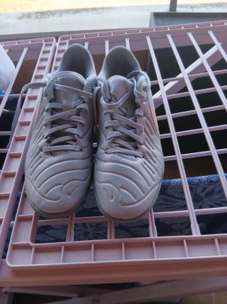 Zapatillas Nike grises y naranjas