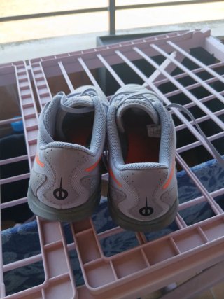 Zapatillas Nike grises y naranjas