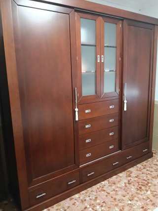 Armario de madera con puertas de cristal