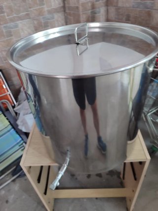 Olla grande de metal con grifo  La marca no lo se