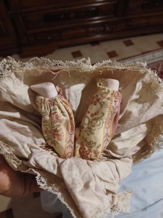 Bambola in porcellana con vestito vintage