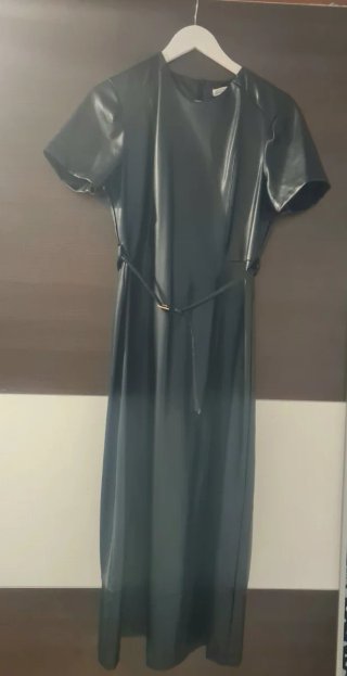 Vestido negro efecto piel