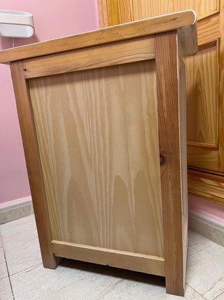 Mesita de noche de madera con tiradores cerámicos