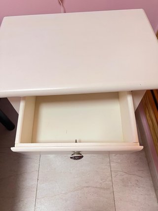 Mesita de noche de madera con tiradores cerámicos