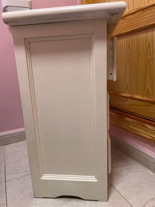 Mesita de noche de madera con tiradores cerámicos
