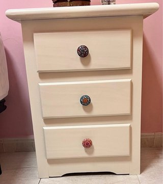 Mesita de noche de madera con tiradores cerámicos