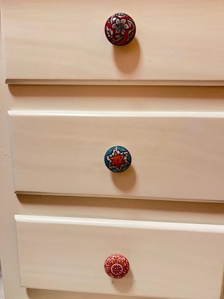 Mesita de noche de madera con tiradores cerámicos