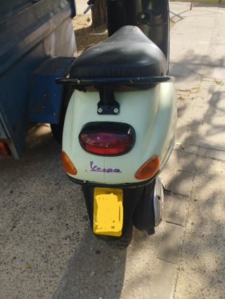 Vespa Scooter Verde y Negra