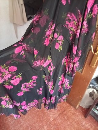 Vestido largo floral negro y rosa
