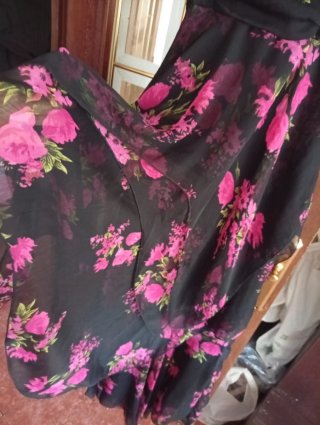 Vestido largo floral negro y rosa
