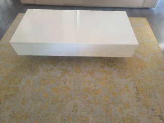 Mesa baja blanca brillo