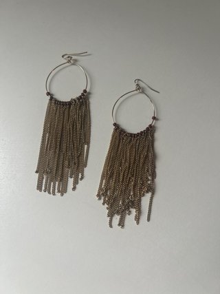Pendientes largos dorados con flecos