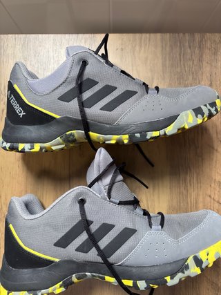 Zapatillas Adidas Terrex Gris y Amarillo