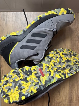 Zapatillas Adidas Terrex Gris y Amarillo