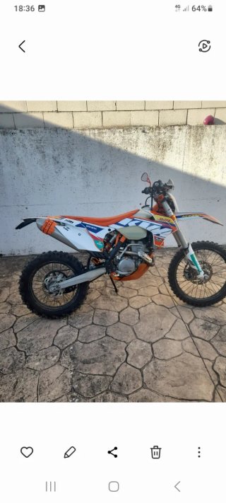 Moto Enduro KTM Naranja y Blanca