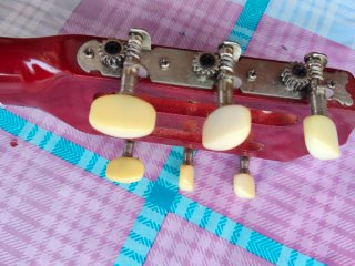 Guitarra española de madera decorada