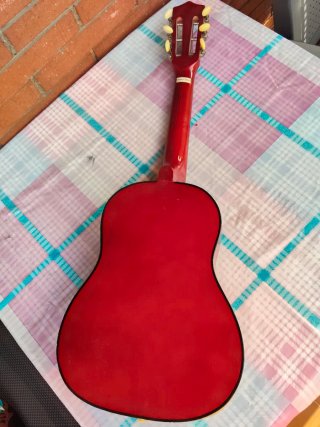 Guitarra española de madera decorada