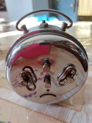 Reloj despertador antiguo de campana