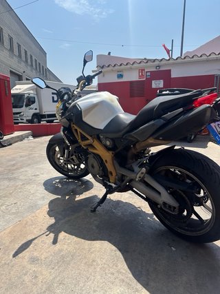 Aprilia Shiver 750 2008 Naked Negra y Blanca