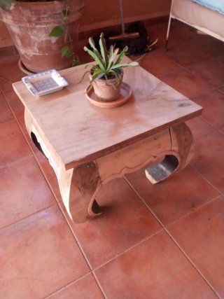 Mesa cuadrada de madera natural.