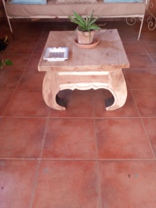 Mesa cuadrada de madera natural.