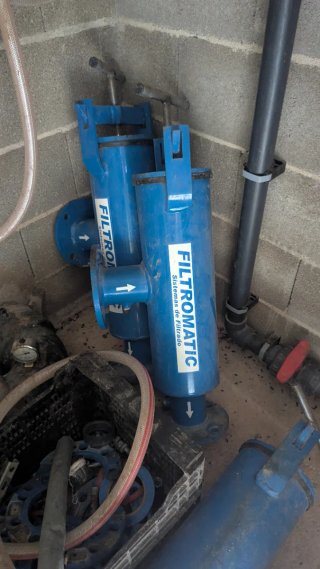 Filtros de riego azul marca FILTROMATIC