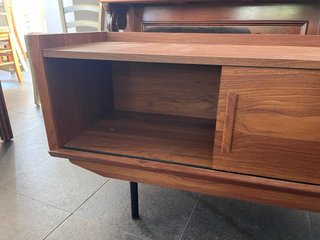 Mueble TV madera con puertas correderas