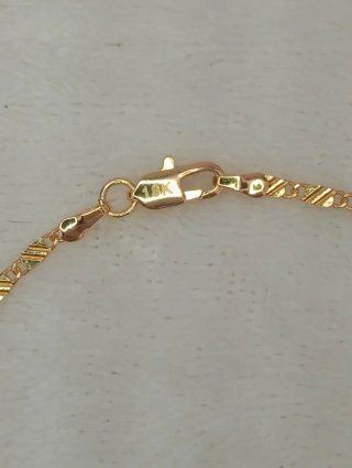 Collar dorado elegante