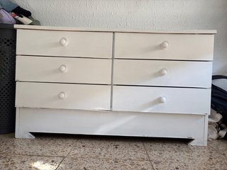 Cómoda de madera blanca