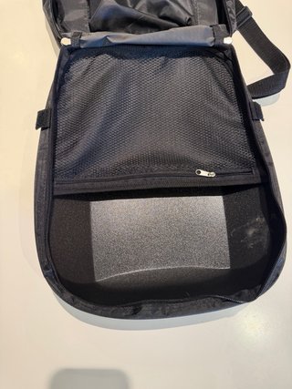 Mochila Rígida Negra Nueva con Etiquetas
