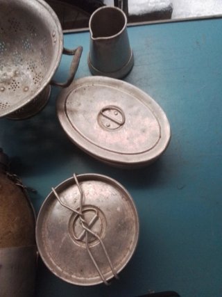 Set di vecchi oggetti in metallo