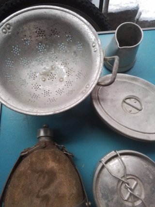 Set di vecchi oggetti in metallo