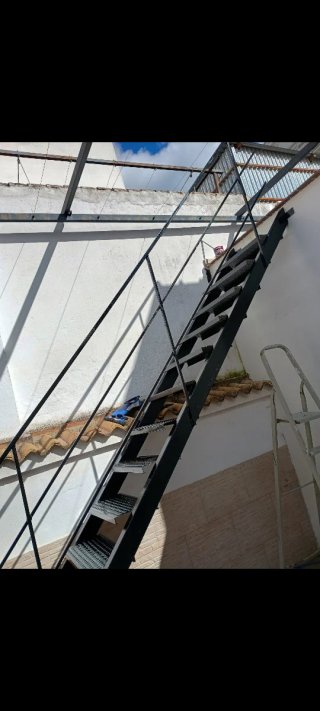 Estructura metálica escaleras exterior, interior