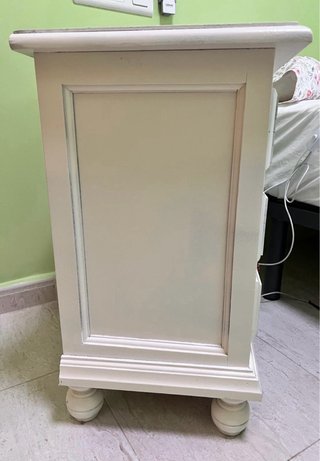 Mesita de noche de madera con tiradores cerámicos