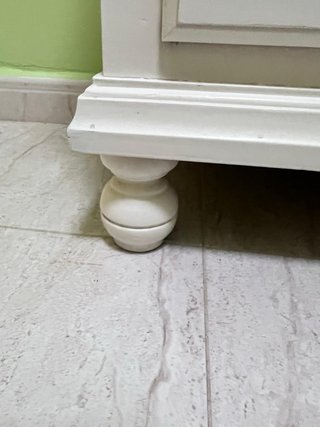 Mesita de noche de madera con tiradores cerámicos