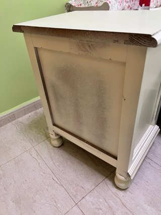 Mesita de noche de madera con tiradores cerámicos